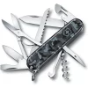 Coupon 🌟 Couteau Suisse Victorinox Huntsman Camouflage Navy ✨ -VOYAGE LES INDISPENSABLES Soldes couteau suisse victorinox huntsman camouflage navy